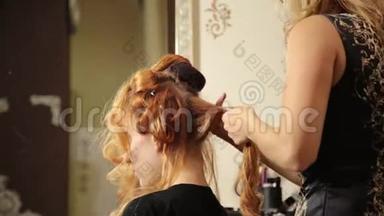 在美容院的时间。 一位在美容院做卷发发型的年轻女士，一位漂亮模特